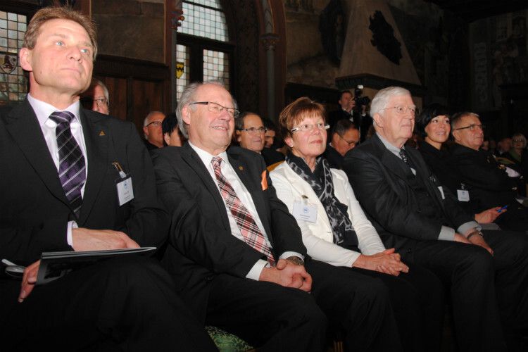 Prominenten Gäste: (v. li.) Norbert Feith (Oberbürgermeister Stadt Solingen), Ernst-Robert Nouvertné und seine Frau sowie ZDK-Ehrenpräsident Robert Rademacher, Nicole Nouvertné und Klaus Dieter Breitschwert (Präsident Kfz-Gewerbe Bayern). (Foto: Baeuchle)