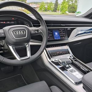 Drei Bildschirme und glänzende Oberflächen prägen das typische Audi-Cockpit im Q7.(Bild:  Sven Prawitz/VCG)