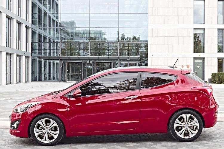 Dabei hat Hyundai mehr getan, als nur zwei Türen zu sparen und den Raum aufzufüllen: Die vorderen Türen sind länger und die Dachkante fällt stärker ab. (Hyundai)