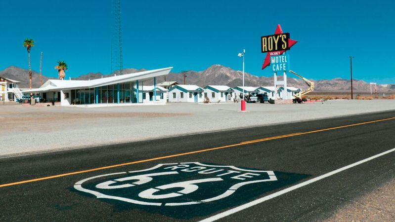 „Route 66“: Wenn im C‑ und L‑Band 66 Faserpaare beleuchtet werden, entspricht das einer Netto‑Kapazität im Petabit‑Bereich. (Bild:  frei lizenziert: Michelle Oude Maatman / Unsplash)