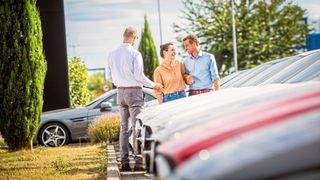 Das Auto beim Händler in der Ferne gekauft – aber wohin geht es dann in der Heimat in die Werkstatt? Autohäuser können solche Serviceleads seit einigen Monaten über die Plattform Lead 4 Car kaufen und verkaufen. (Bild: Timo Volz/ProMotor)