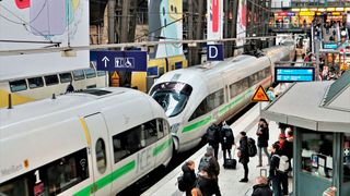 Auch so mancher Bahnstreik hat nicht verhindert, dass die Deutschen zuletzt wieder zunehmend längere Strecken zurückgelegt haben. (Bild: Deutsche Bahn AG / Wolfgang Klee)