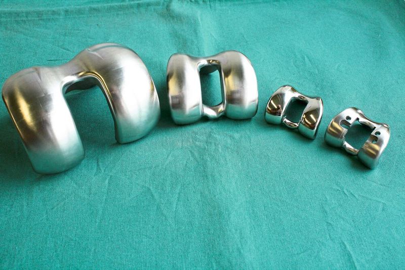 Knieimplantate von groß bis klein:  Mit Hypermill sind alle Größen von gedruckten Implantaten sicher nachzubearbeiten. (Bild: Open Mind)