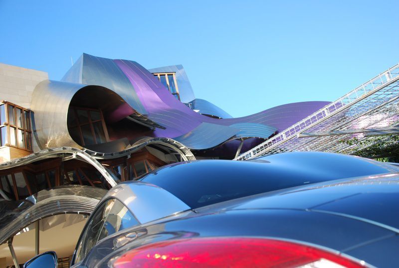 Blechbearbeitung vom Feinsten: Vor der spektakulären Architektur des Hotels Marqué de Riscal im Baskenland präsentierte Peugeot den RCZ. (Archiv: Vogel Business Media)