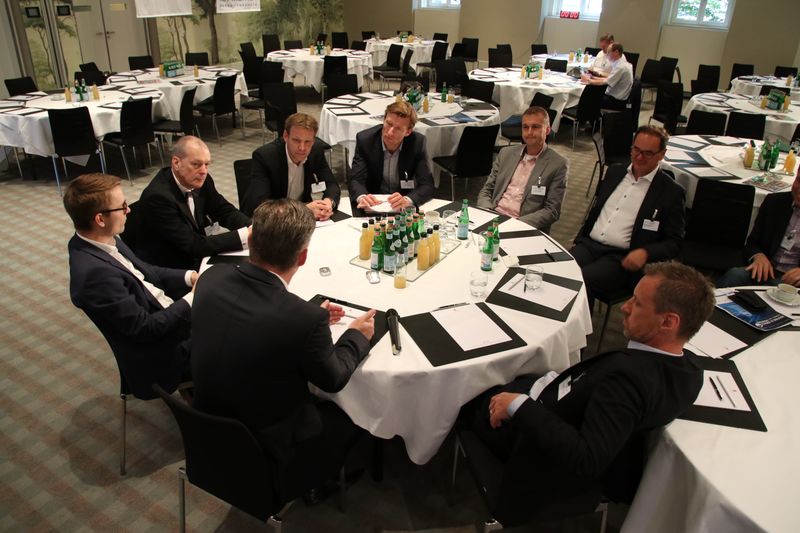 Im Nachgang luden die VIPs, hier Dr. Christian Böing, zum Austausch in kleiner Runde ein. (Vogel IT-Medien GmbH)