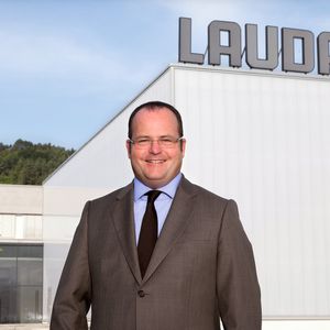 Dr. Gunther Wobser, Geschäftsführender Gesellschafter von Lauda Dr. R. Wobser, vor dem neuen Logistikzentrum.