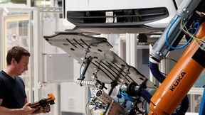 Versuche für automatisiertes Handling mit anschliessender Montage einer Unterbodenverkleidung am Fraunhofer IWU (mit Projektleiter M.Eng. Marcel Lorenz). (Bild: Fraunhofer-Institut für Werkzeugmaschinen und Umformtechnik IWU)