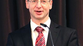 Prof. Dr. Peter Groche konnte zum Jahrestreffen der Kaltmassivumformer über 200 Teilnehmer begrüßen. (Bild: Michel)