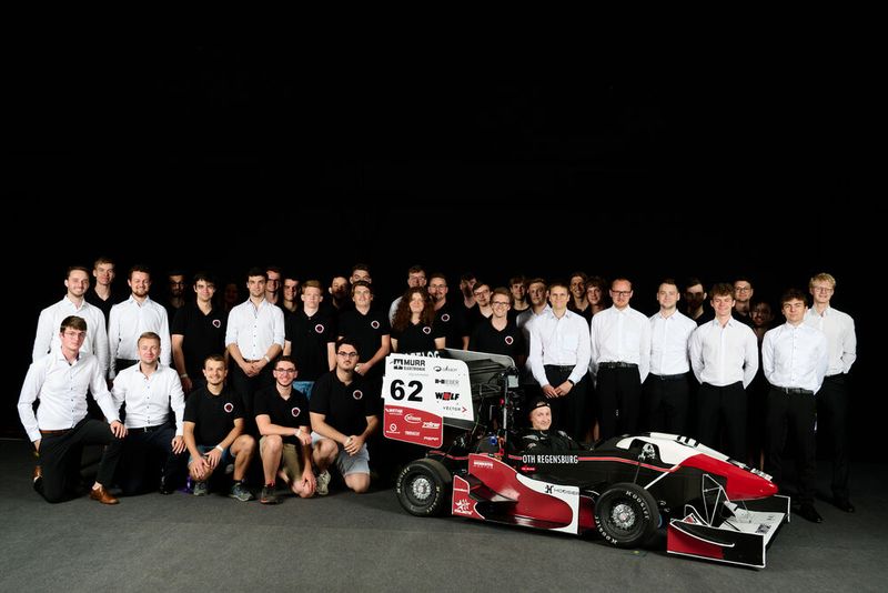 Das etwa 60-köpfige Team der OTH Regensburg geht seit 2006 bei der Formula Student Germany an den Start. (Bild: FSG - Alex Grobe)