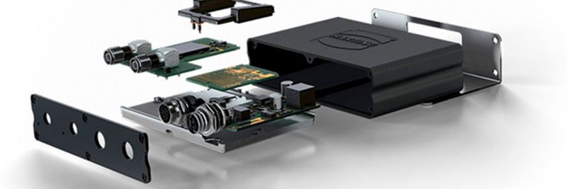 Die MICA ist eine modulare Plattform aus offener Hardware und Software. Im Unterschied zu Einplatinen-Computern wie Raspberry Pi ist die Platine dreigeteilt. Eine davon kann frei bestückt werden. Formfaktor und Schutzart bleiben so auch bei Hardware-Anpassungen bestehen. (Bild:  HARTING)