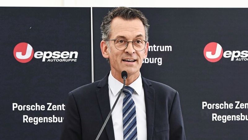 Vonseiten Porsches war Alexander Pollich, Sprecher der Geschäftsführung von Porsche Deutschland, zum Start der Arbeiten vor Ort. (Bild: Jepsen-Autogruppe)