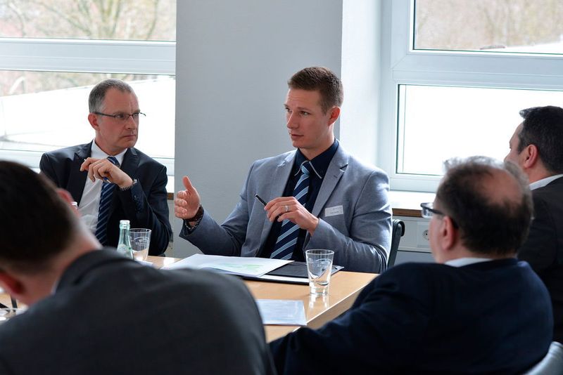 Beim Roundtabel zum Thema Maschinensicherheit gab es ausführliche Diskussionen, besonders in Hinsicht auf Industrie 4.0. (Vogel Business Media/Untch)