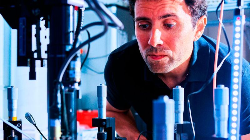 R.A. (Richard) Norte, außerordentlicher Professor an der TU Delft forscht an fadenähnlichen Resonatoren, die fast ewig schwingen.(Bild:  TU Delft)