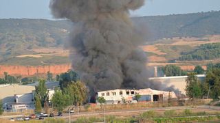 Am Freitag ging eine Batterierecyclingfabrik bei Madrid in Flammen auf. Einmal mehr identifizierte man Lithiumakkus als mögliches Problem. Erst seit gestern dürfen die Menschen wieder auf die Straße. Der Brand ist noch nicht völlig unter Kontrolle ... (Bild: dpa)