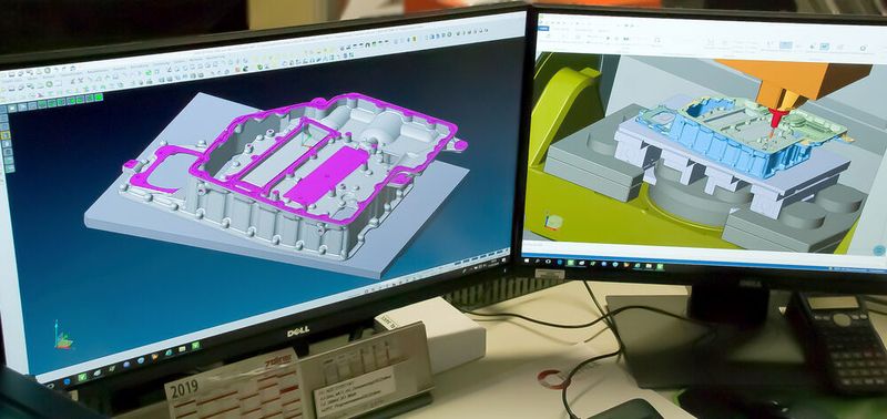 Blick auf Visi Machining und auf das geöffnete Fenster mit dem Aluminiumgehäuse. Auf dem rechten Screen überprüft der Kinematik-Simulator die Werkzeugbewegungen ob man in der Praxis mit möglichen Kollisionen rechnen muss. (Mecadat)