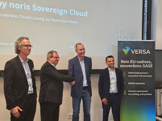 Habe ihre Kooperation vereinbart: Joachim Astel, Mitgründer und Chief Regulatory Officer der noris Network AG (2. von links) und Martin Mackay, Chief Revenue Officer von Versa Networks (3. von links) am 16. Juni in der Niederlassung von noris network in Aschheim bei München. (Bild:  Stefan Girschner)