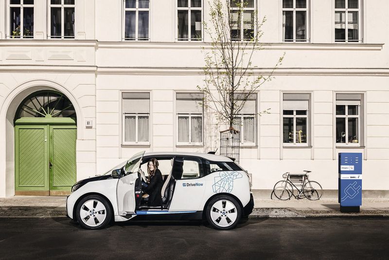 Das Free-Floating-Angebot DriveNow von BMW bietet auch elektrische i3 an. So kommen Carsharing-Kunden auch stärker mit Elektromobilität in Berührung.  (DriveNow)