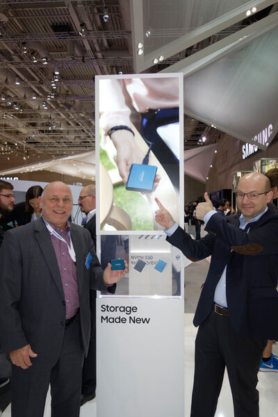 Klein, aber oho! (l.) Frank Kalisch und Patrick Vogt, Samsung, zeigen ihr IFA-SSD-Highlight. (Bild: IT-BUSINESS)