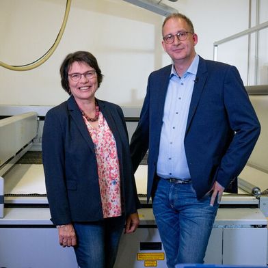 Die Geschäftsführer Heike Stang und Matthias Petzl sind stolz auf diese besondere 
Auszeichnung, die sie zusammen mit ihrem stets engagierten Team erarbeitet haben. (Bild: A.B.S. Silo- und Förderanlagen GmbH)