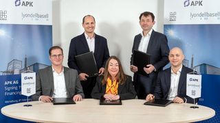 Unterzeichnung der Vereinbarung über die Investition in APK (v.l.): Matthijs Beijk (Lyondell Basell), Dr. Robert Marx (APK), Susanne Küppers (APK), Dr. Søren Hein (APK), Mikkel Mücke (Kirkbi). (Bild: PK AG/Tom Schulze)