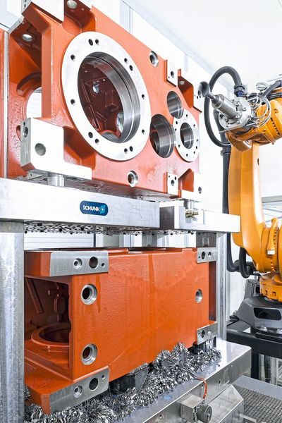 Synergie der Spanntechnologien: Im unteren Stockwerk dieser Spannlösung erfolgt eine deformationsarme Spannung per Magnet. Im oberen eine Direktspannung im Nullpunktspannsystem.  (Schunk)