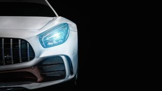 Falsch eingestellte Scheinwerfer können den Gegenverkehr blenden, die Sicht einschränken und das Unfallrisiko erhöhen. MEMS-Sensoren unterstützen hier das adaptive Lichtmanagement. (Bild: TDK)