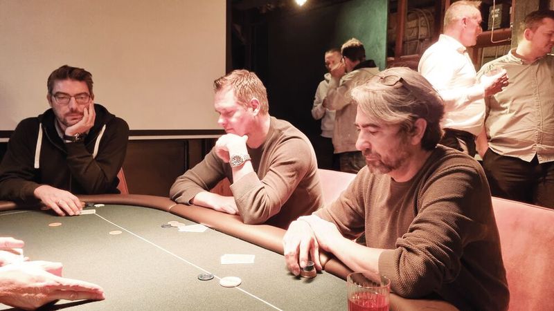 Volle Konzentration beim Blackjack: (v. l.) Nobert Martini (Digitalbar), Dieter Stiftinger (Iron Mountain Austria) und Erdem Onurtekin (ImageWare) (Bild: Kodak Alaris)