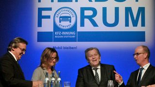 Rege Diskussion: (v.li.) Obermeister Torsten Treiber, Staatssekretärin Katrin Schütz, Autoexperte Norbert Haug und Innungsgeschäftsführer Christian Reher. (Zietz/»kfz-betrieb«)