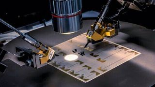 Detailaufnahme einer Kalibrations-Platine im Wafer-Prober, einem Gerät für elektrische Tests einzelner Chips auf Wafer- oder Platinenbasis. (Lunghammer - TU Graz)