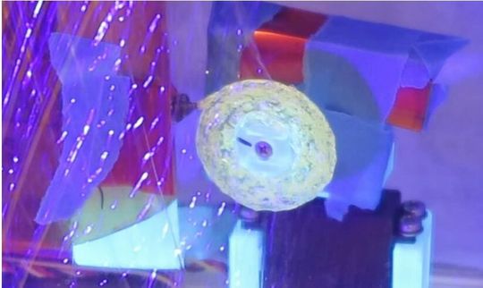 (3D-Druck mit einer ultravioletten Lichtquelle in einem Vakuum unter 0,2 kPa(vergrößerter Bereich um die Düse und den Motor). Bildquelle: Mitsubishi Electric)