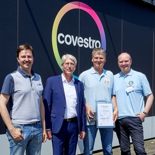 Freuen sich gemeinsam über den Preis: Victor Ortega, Standortleiter Covestro Brunsbüttel, Alexander Warstat, Pressesprecher des VCI Nord, Jan Holler, Leiter des ausgezeichneten Rohrleitungsprojekts bei Covestro in Brunsbüttel, und Daniel Koch, Produktionsleiter Europa bei Covestro (v.l.). Freuen sich gemeinsam über den Preis: Victor Ortega, Standortleiter Covestro Brunsbüttel, Alexander Warstat, Pressesprecher des VCI Nord, Jan Holler, Leiter des ausgezeichneten Rohrleitungsprojekts bei Covestro in Brunsbüttel, und Daniel Koch, Produktionsleiter Europa bei Covestro (v.l.).