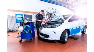 Damit Kfz-Mechatroniker an Elektrofahrzeugen arbeiten dürfen, müssen sie entsprechende Qualifitkationen erwerben und die Werkstatt auch in die Ausstattung investieren. Diese Kosten müssen die Unternehmer mit in die Stundenverechnungssätze einpreisen.  (Bild: ProMotor)