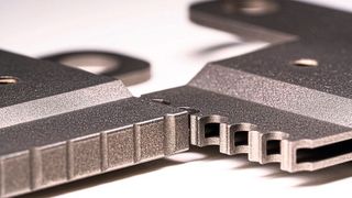 Formenbau Sauter hat mit der 250. hergestellten Thermode ein ganz spezielles Werkzeug für die Elektronikfertigung geliefert. Es handelt sich dabei um einen sogenannten Lötbügel aus schwer zerspanbarem Material, dem Sauter im Prinzip beiliebige Geometrien verpassen kann. Unter 15 µm sollen die erreichbaren Toleranzen liegen. (Sauter)