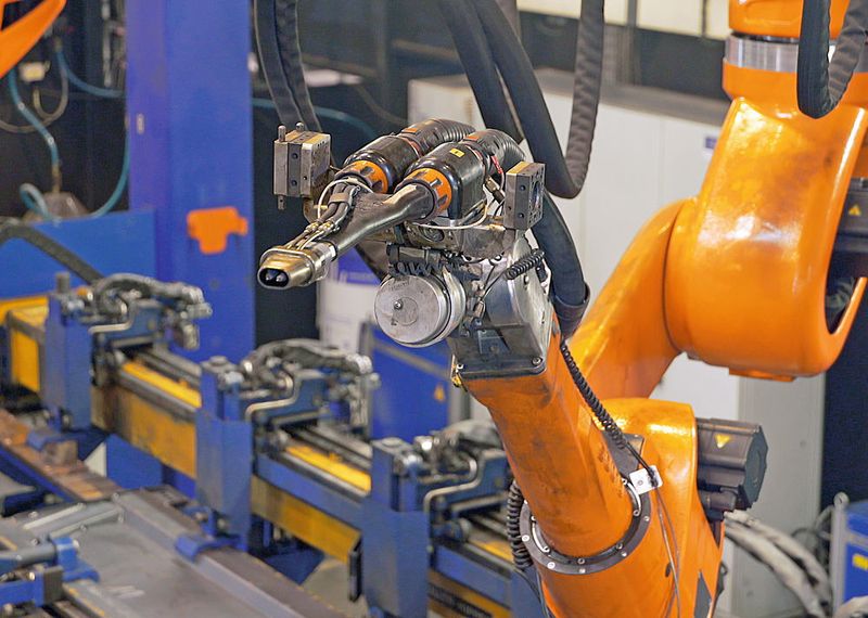 Jeder Roboter ist mit zwei Schweißbrennern ausgestattet: Während sich der gebogene Eindrahtbrenner zum Schweißen von kurzen, gegliederten und schwer zugänglichen Schweißnähten eignet, kann der gerade Tandembrenner lange, gerade Schweißnähte mit hoher Geschwindigkeit ausführen. (Carl Cloos Schweißtechnik)