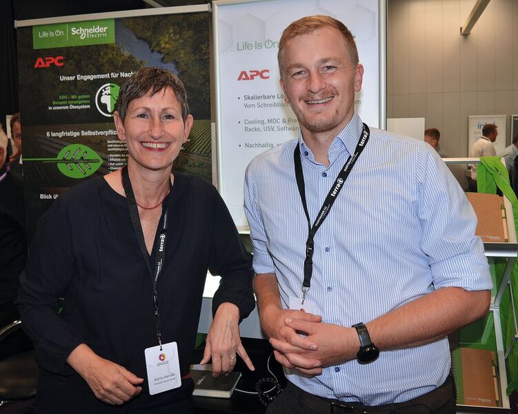 Karin Hernik, Jonas Rosen (beide APC by Schneider Electric) (Bild: Michael Hase)