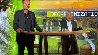 Sprachen über die aktuelle und künftige Situation der Lieferkette: Die Volkswagen-Vorstände Oliver Blume (li.) und Murat Aksel (re.). (Seyerlein/VCG)