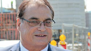 Lothar Horn, Geschäftsführer der Paul Horn GmbH, vor der Baustelle des Neubaus, der Ende 2016 fertig sein soll: „Wir wollen auch in den nächsten Jahren spürbar wachsen.“ (Bild: Kroh)