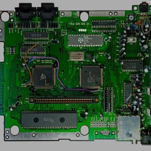 Auch in der 16-Bit-Spielkonsole Sega Mega Drive kam der Z80 zum Einsatz. Zum einen diente er also Prozessor für die Soundsteuerung. Zum anderen war es dem Mega Drive mit Hilfe eines Adapters möglich, den Z80 auch zum Einsatz von Master-System-Spielen zu verwenden, da der Prozessor auch als Herzstück für Segas Vorgänger-Konsole gedient hatte. (Bild:  Mega Drive mboard /Bill Bertram (Pixel8) 2008 / CC BY-SA 3.0)