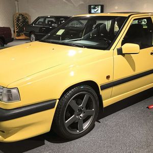 Den bis dahin stärksten skandinavischen Turbo aller Zeiten stellte Volvo auf dem Genfer Salon 1994 vor. Mit seiner unverwechselbar auffälligen gelben Lackierung wirkte der Volvo 850 T 5R wie ein Ausrufezeichen auf Rädern. Unter der Haube arbeitete ein 176 kW (240 PS) starker Turbo-Fünfzylinder mit Ladeluftkühlung, der ein Drehmoment von 330 Nm bereitstellte. Zur Serienausstattung zählten spezielle Spoiler, ein quadratisches Auspuffendrohr und 17-Zoll-Aluräder der Serie Titan. Insgesamt sollen von dem Sportmodell 2.537 gelbe, 2.516 schwarze und 1.911 grüne Modelle gefertigt worden sein.(Bild:  SPS)
