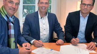 Alternative Rohstoffquellen erschließen, Recyclingfähigkeit von Kunststoffen verbessern: Prof. Dr. Ulrich Rüdiger, Rektor der RWTH Aachen University, Covestro-Vorstandsvorsitzender Dr. Markus Steilemann, und Prof. Jürgen Klankermayer, Lehrstuhl für Translationale Molekulare Katalyse der RWTH Aachen University (v.l.) unterzeichnen den Kooperationsvertrag. (Bild: Schmitt Fotografie/ RWTH Aachen Universität)