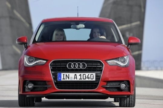 Mit großem Grill und geschwungenen LED-Leuchten ist der A1 von vorn ein typischer Audi. (Archiv: Vogel Business Media)