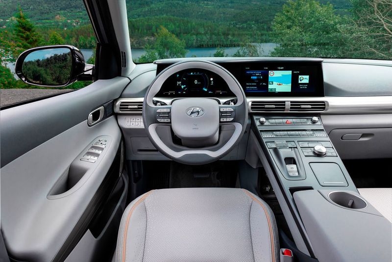 Die praktisch freischwebende Mittelkonsole beherbergt die wesentlichen Bedienelemente. (Hyundai)