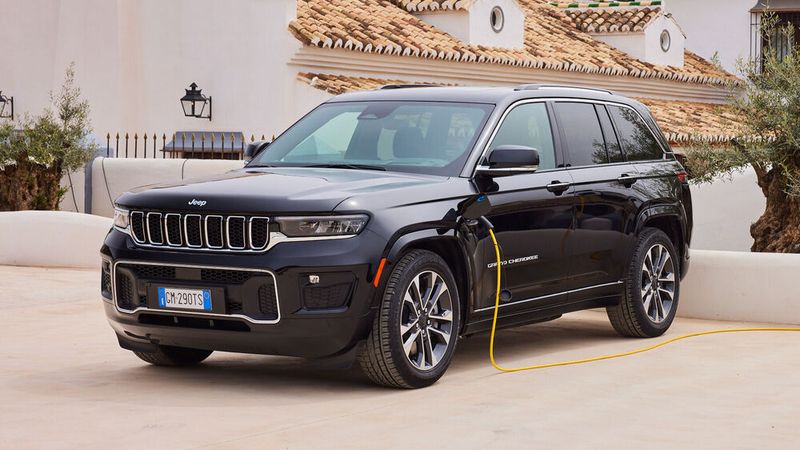 Er wird in Deutschland ausschließlich als Plug-in-Hybrid und 380 PS-Systemleistung angeboten. (Bild: Stellantis_Jeep)