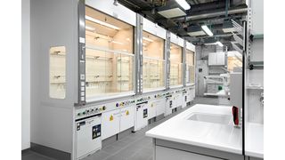 W przypadku szafek dolnych firma Asecos oferuje system wspomagania bezpieczeństwa, który można również zamontować w ramach modernizacji. (Zdjęcie:Asecos)