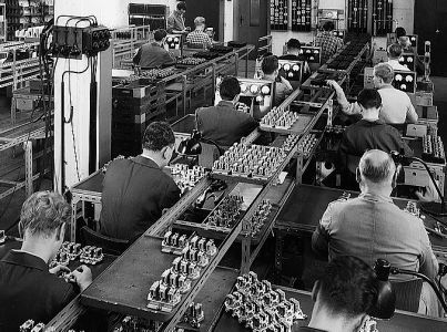 Steckverbinderproduktion zu früheren Zeiten (Bild: Harting)