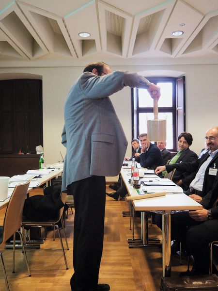 Mann kann! Allerdings nur, wenn man den Sand durch ein paar gezielte Schläge auf den Griff verdichtet. (Bild: Mühlenkamp)