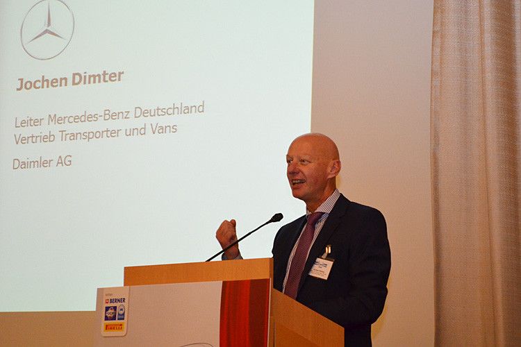 Die Laudatio auf den Erstplatzierten in der Kategorie Nutzfahrzeuge hielt Jochen Dimter. (Foto: Rehberg)