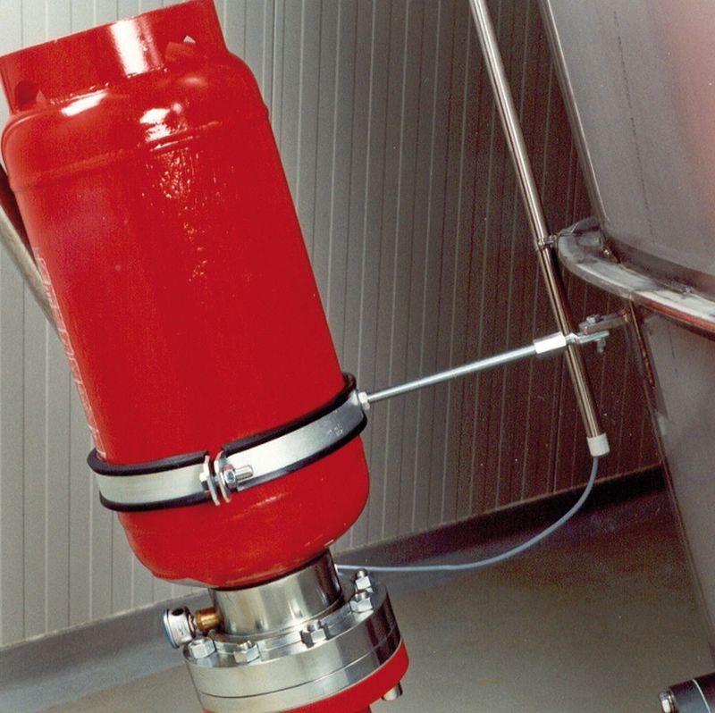 Rotes Markenzeichen – die auffälligen Flaschen werden z.B. rund um einen Behälter angebracht und können im Fall einer Explosion blitzschnell reagieren.
