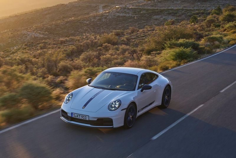Der erstmals auch als Cabrio erhältliche neue T ist leichter, puristischer und emotionaler als der normale Carrera. (Bild: Porsche)