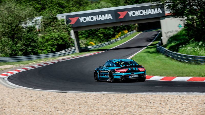 Tesla sieht im Augenblick nur die Rücklichter vom Taycan. (Porsche)